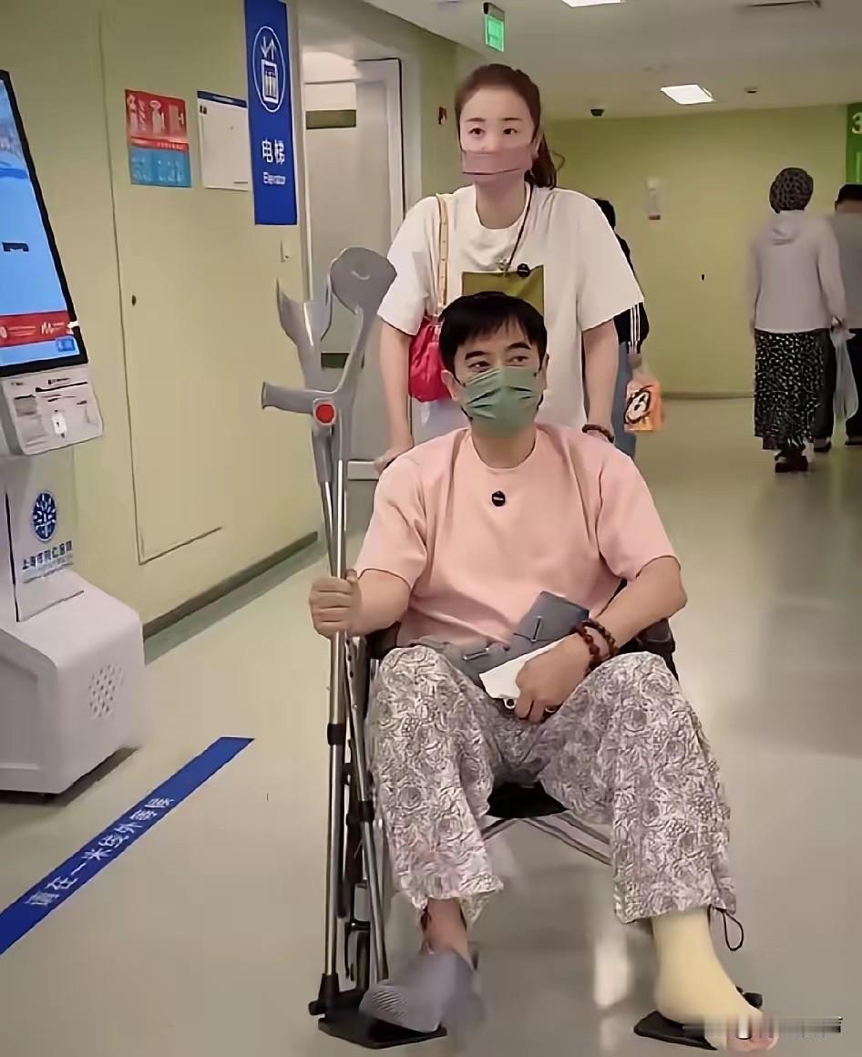 章龄之带陈龙去医院给骨折的腿拆石膏，医生让他们刷医保卡时，陈龙问妻子：“卡呢？”