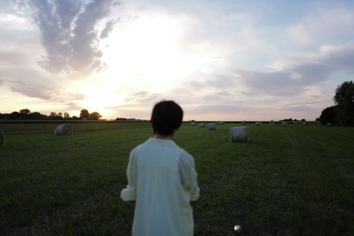 清融漫游巴黎清融闲暇时分漫步巴黎街巷，褪去赛场紧绷状态，慢悠悠感受异国独有的慵懒
