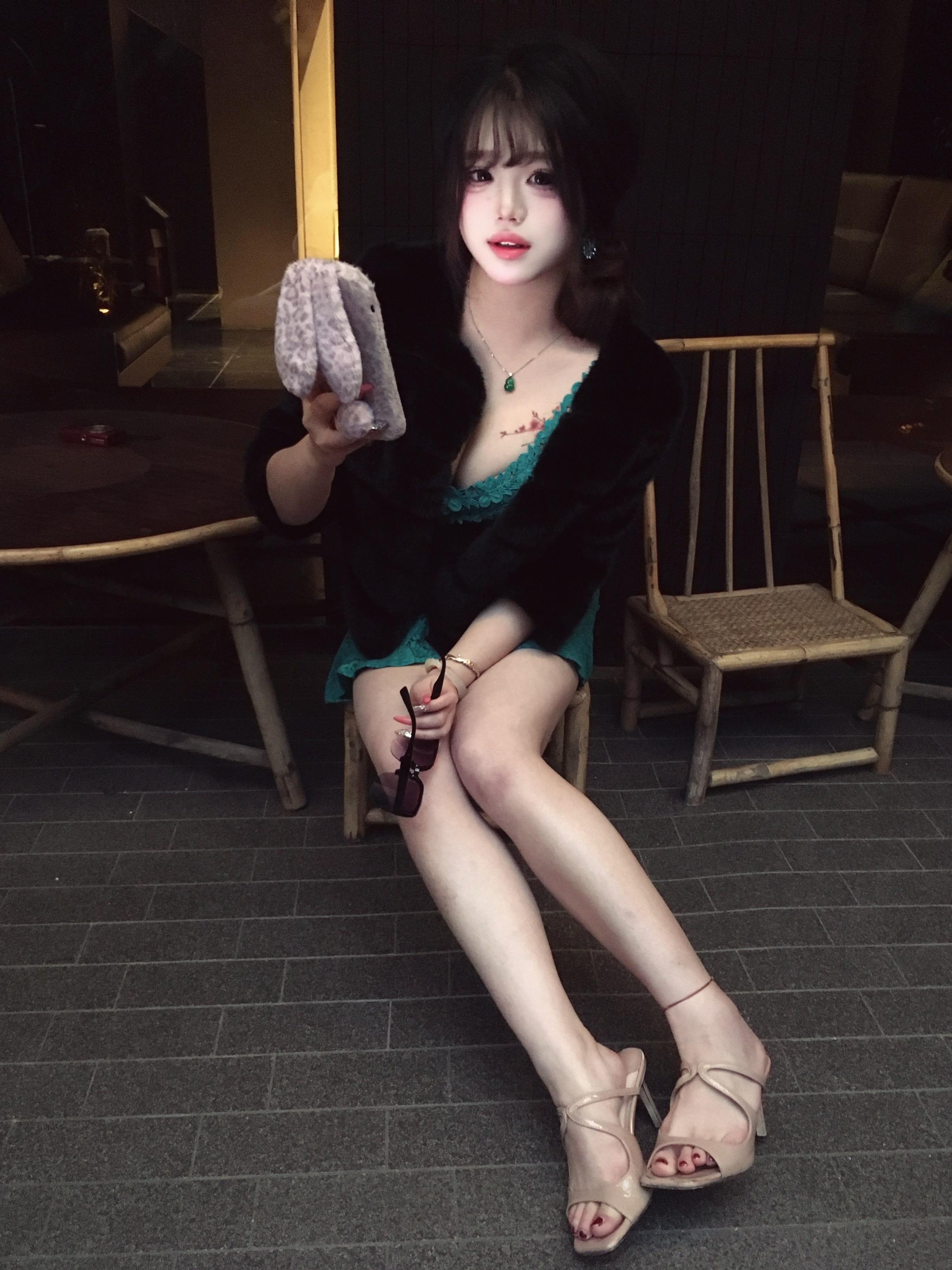 三分清纯三分艳丽三分妩媚和一分可爱构成了我这个十分完美的女人