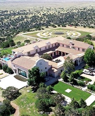 据最新公布的关于杰弗里·爱泼斯坦的文件中所披露的内容，爱泼斯坦曾下令将两名“外国