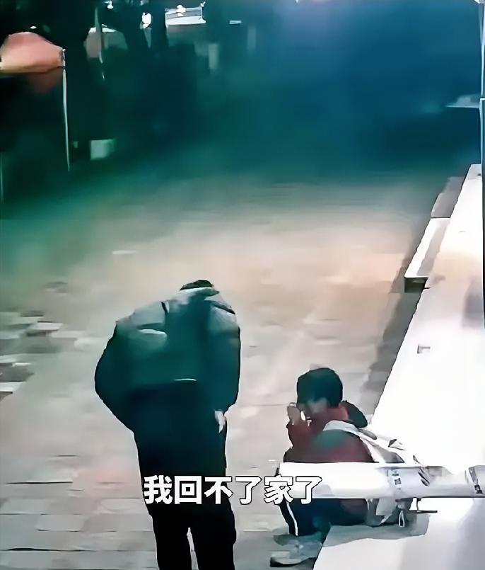 一位店主发现自己家店门口坐着一个背书包的女孩在哭，问她怎么了，女孩说回不了家了。