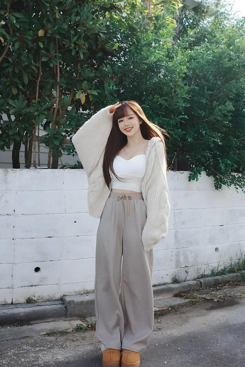 上联：素衣浅衬春容俏
下联：疏影斜依碧树幽
对对联飞花令