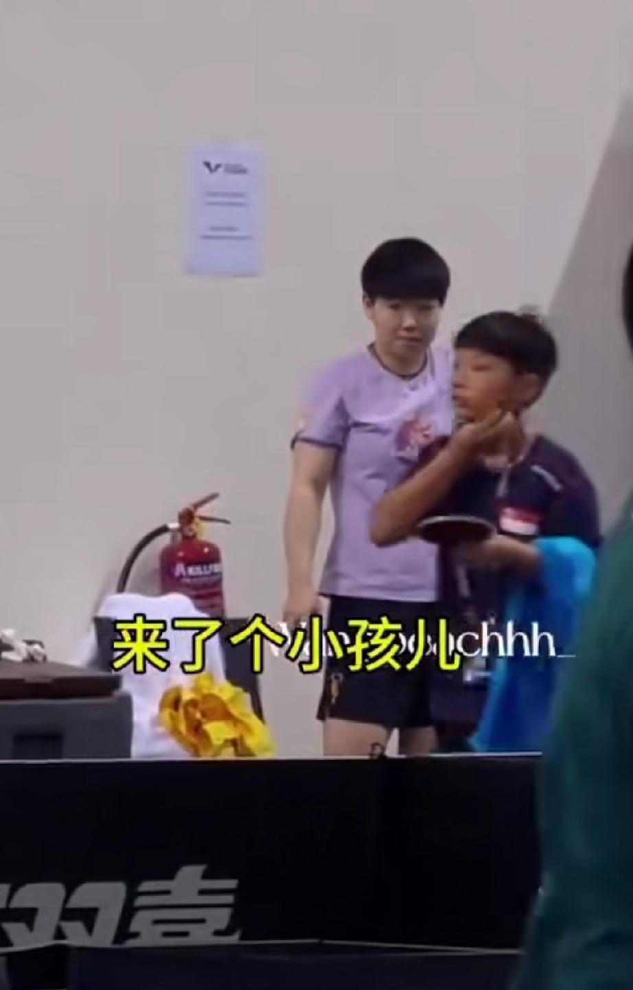 莎莎羡慕的小眼神中充满好奇。
正在训练的莎莎，拿起水杯喝水。旁边慢悠悠走过来了一