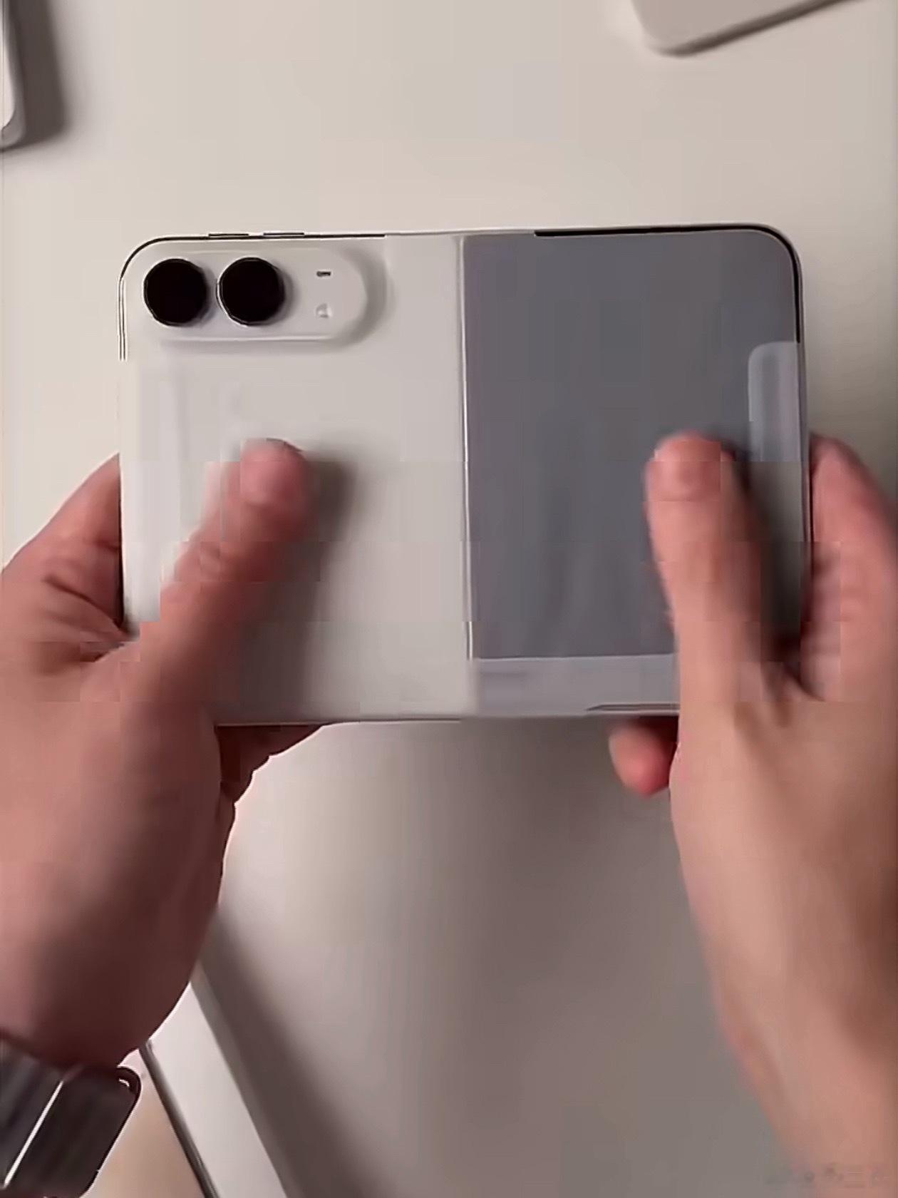 苹果给iPhone Duo新机用上了塑料保护膜，些许廉价的感觉，不像是苹果的风格