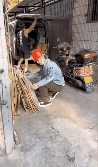 退圈多年的蒋劲夫近况曝光，
知情人透露蒋劲夫已经沦落到白天捡破烂，晚上送外卖的生