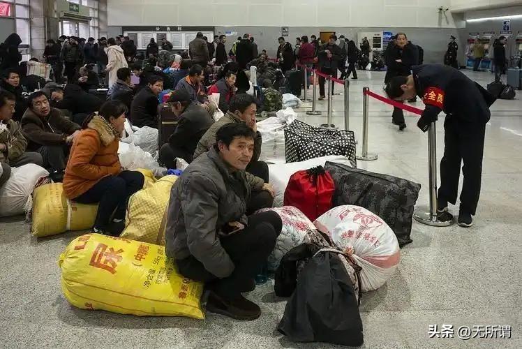 老张正月初三就出了门。 
年还没过完，他已经花光了钱，又回到了家里。
广东的厂子