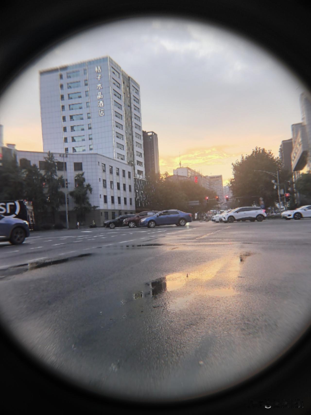 雨后色彩光影，成都街道美景。
成都老年人协会摄影专委会
图文原创 王平贵
组稿编