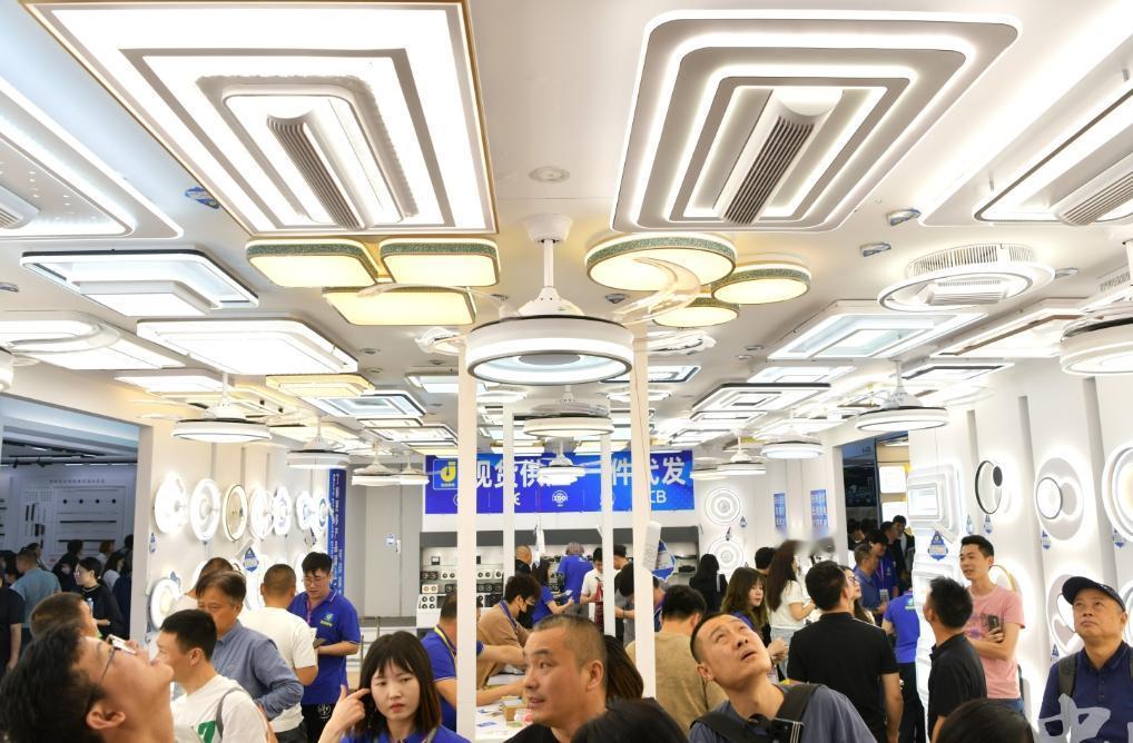 5月古镇灯博中心由香港上市企业万腾商业接手，带来一系列落地举措：


费用和租金