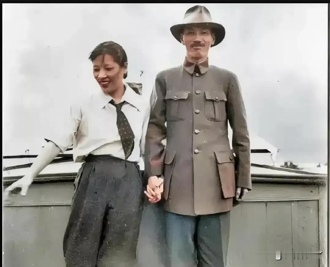 这是蒋中正与宋美龄热恋时期的合影，这并非演戏，也不是电视剧里演员，而是两人当时十