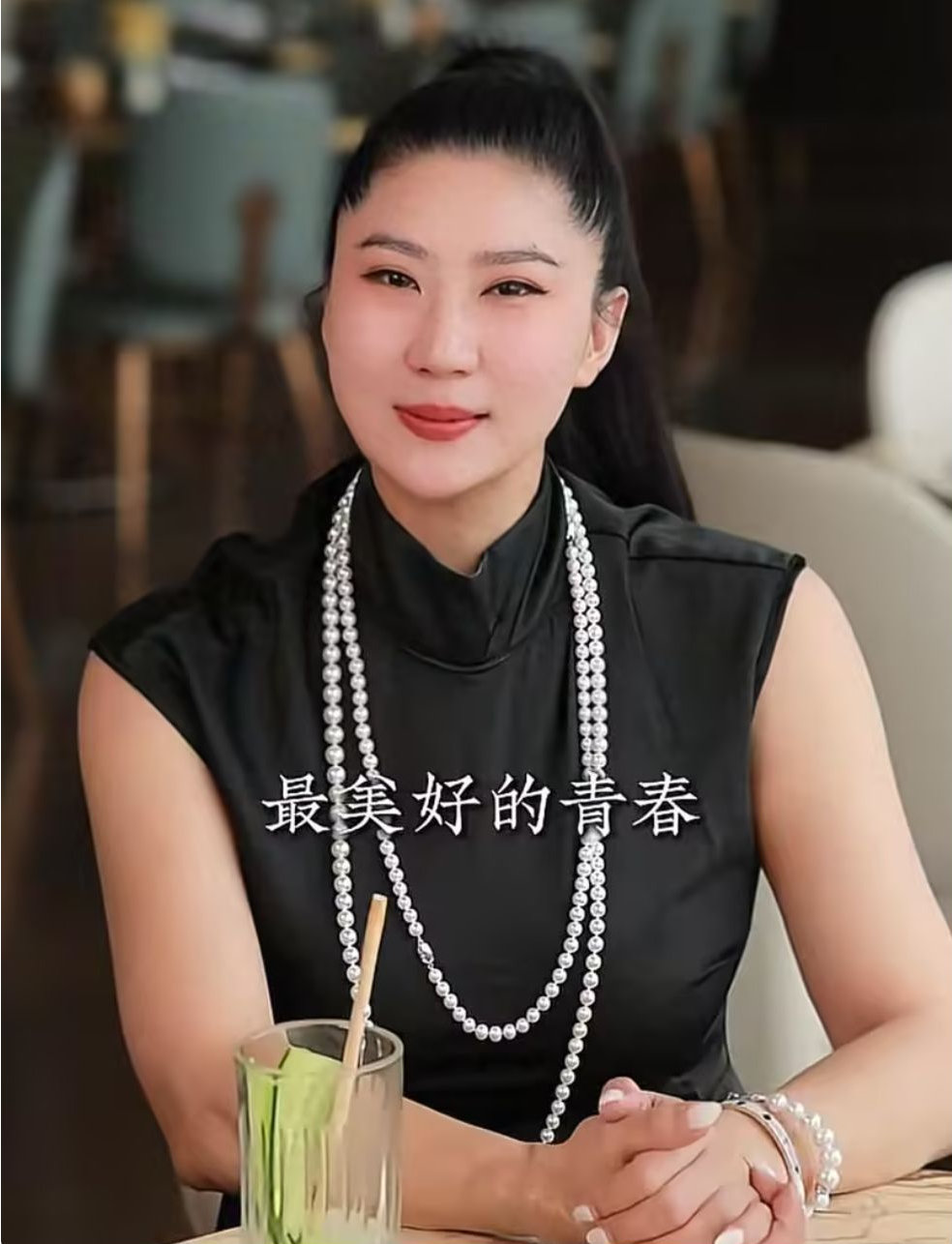 Coco重回和谢贤相遇的地方，分享四哥的旧照，狄波拉也入镜了 