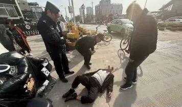 警民联手，暖心救助醉酒男子

以人民为中心，时刻为群众着想，近期，西咸新区公安局