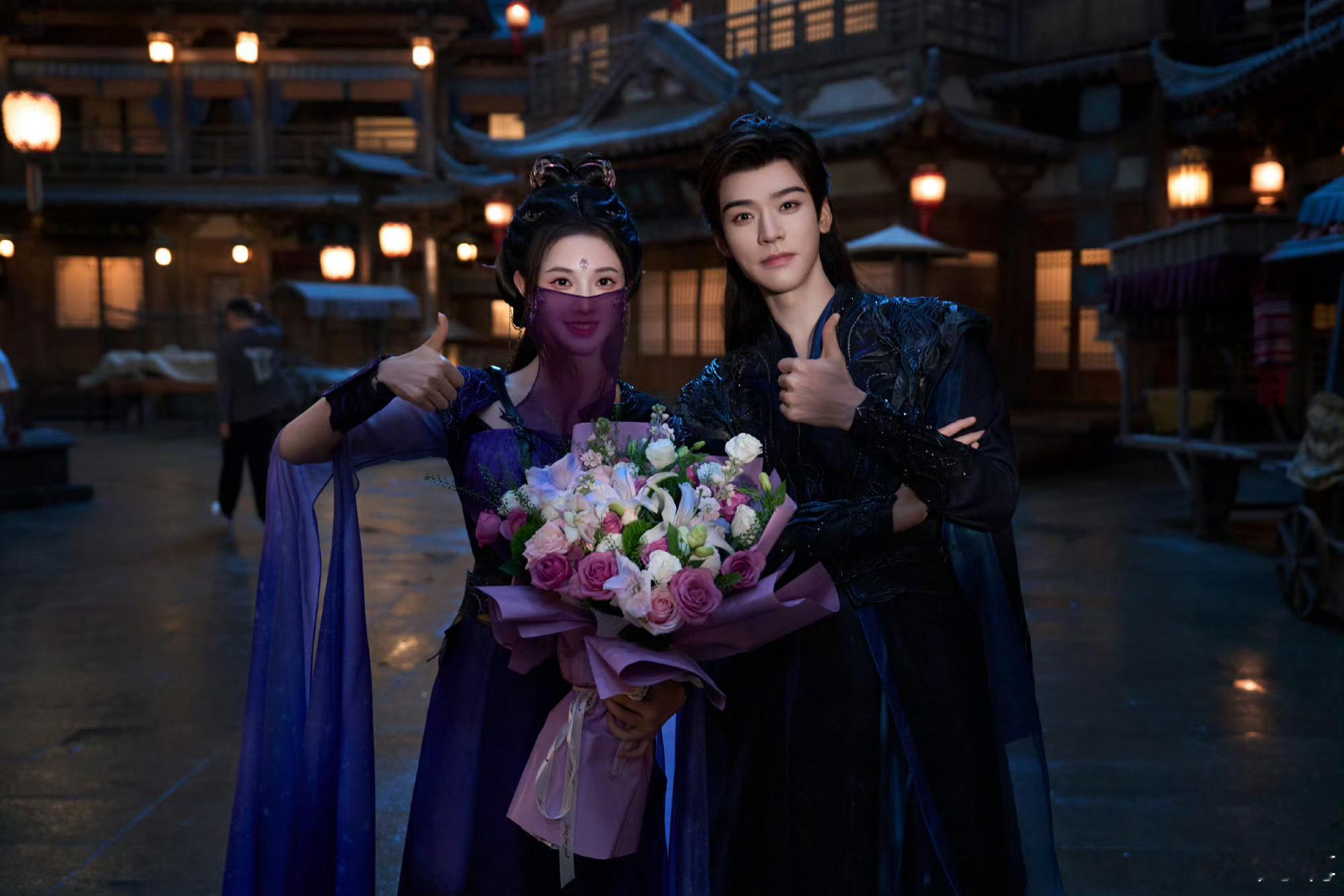 #彭小苒发了和龚俊合照#龚俊、彭小苒新剧《暗河传》杀青照，这颜值也太养眼了，杀青