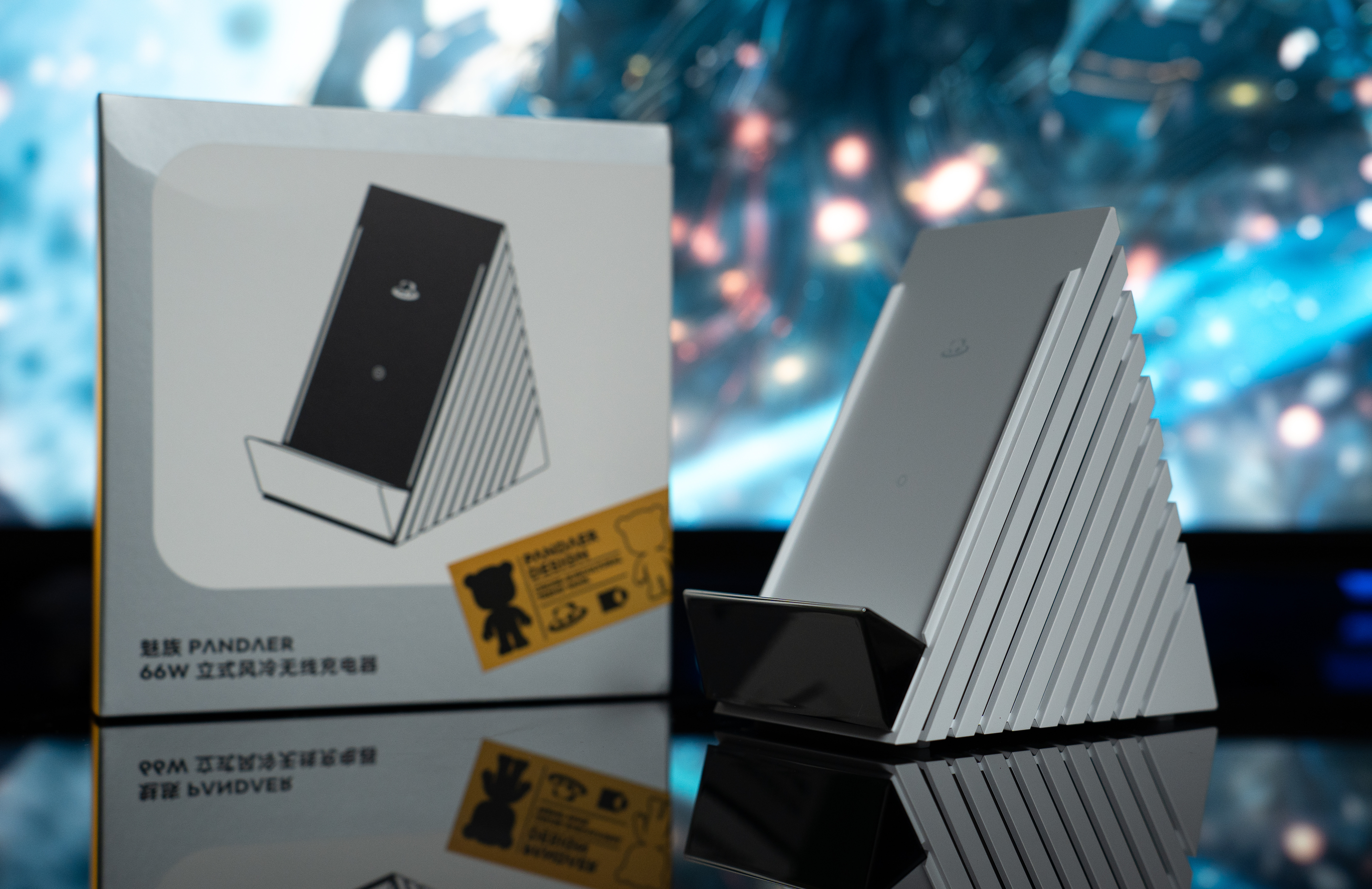推荐一款很有设计感的桌面无线充电器——PANDAER 66W 立式风冷无线充电器