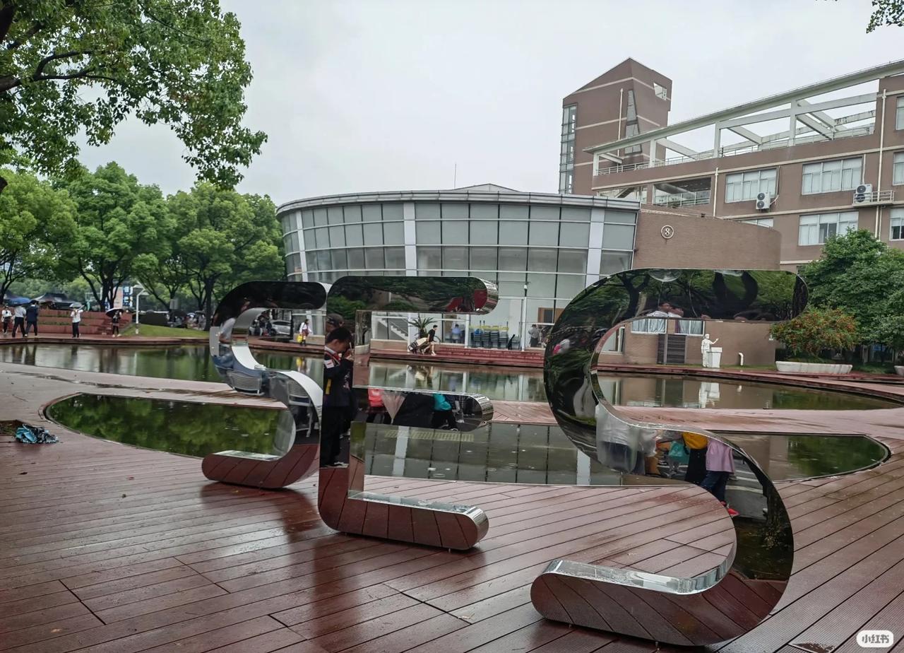 上实，寒假转学
🏫上海市实验学校（简称“上实”）作为上海市教委直属的公立十年一