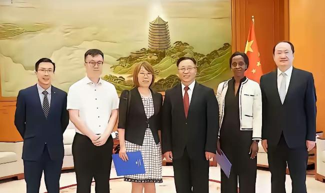 真够狠的。外交学院几千个学生，坐在礼堂里，听一个前外交官讲西方的《全球移民契约》