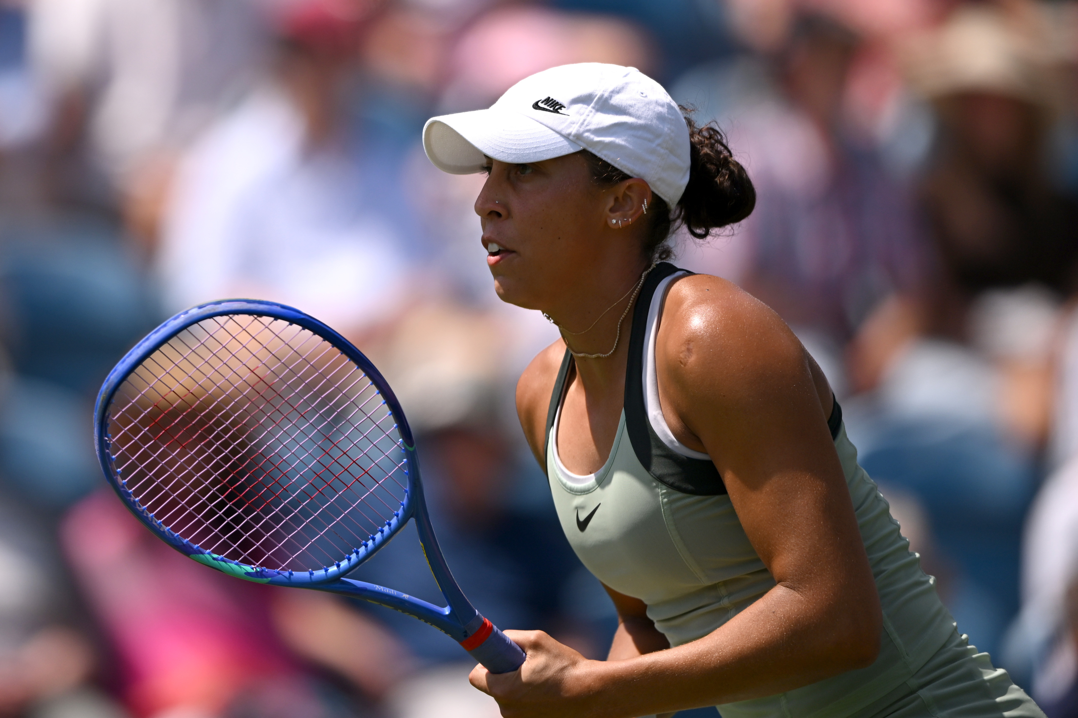 WTA250伊斯特本站，前赛会冠军、2号种子凯斯以6-4 6-4击败吉布森，顺利