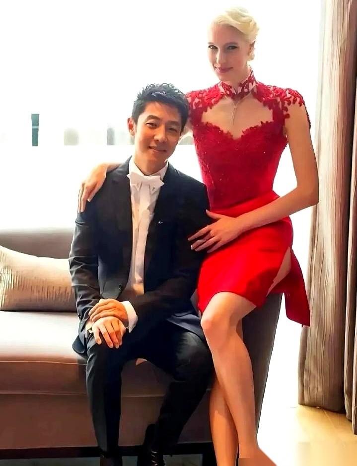 这段关于撒贝宁的家庭轶事，简直把跨国婚姻的喜剧效果拉到了满格。
当时，这位向来口