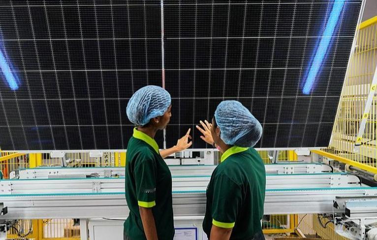 欧盟取消对中国太阳能玻璃的双反关税，中国份额只剩 3%。


门开了，可门里站着
