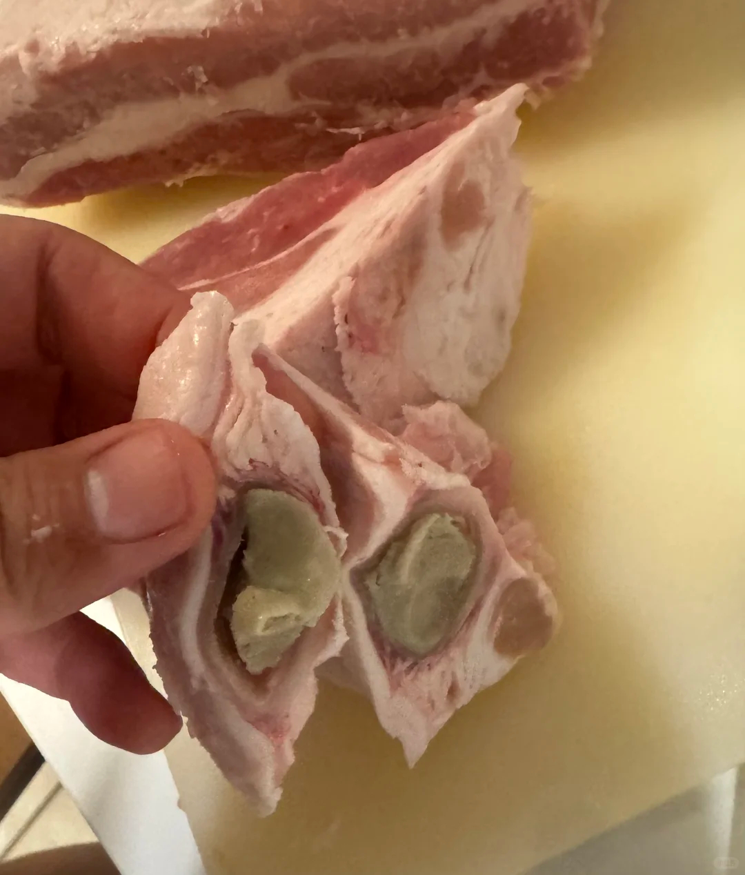 五花肉里有一块绿色的东西 五花肉要是长出这种绿色脓包，可千万别吃了，为了健康着想