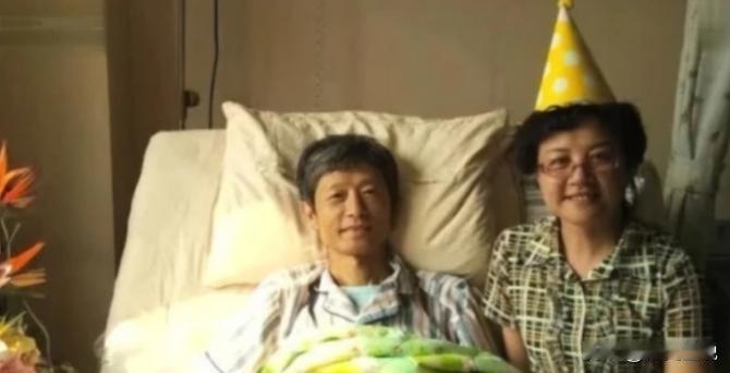 2016年，艾跃进的妻子陪着他一起庆祝了最后一次生日，照片上的他脸上带着微笑，但