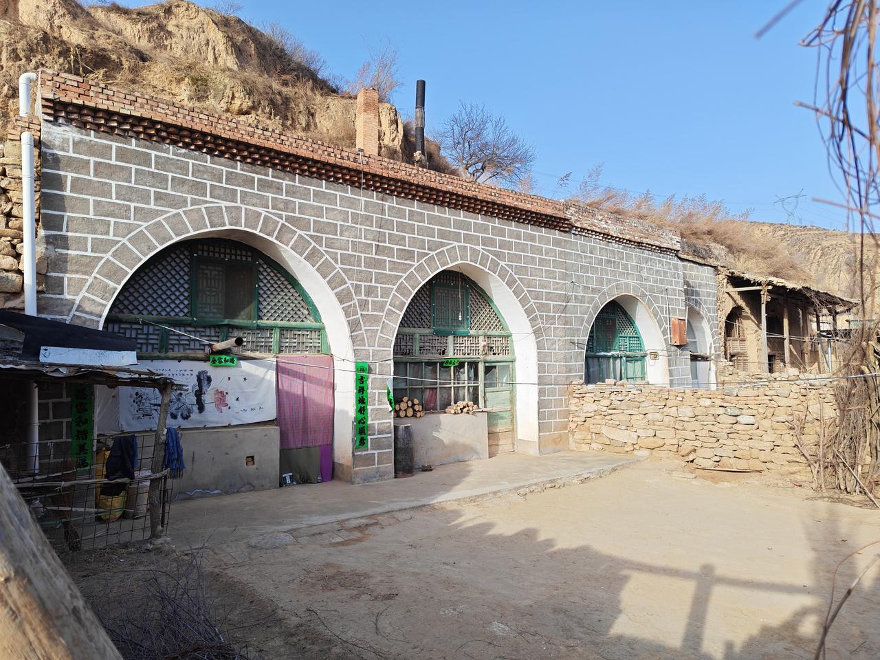 老家的院落，承载了儿时的回忆，尽管已经离家多年，每次回到这里，总感觉温馨和心安。