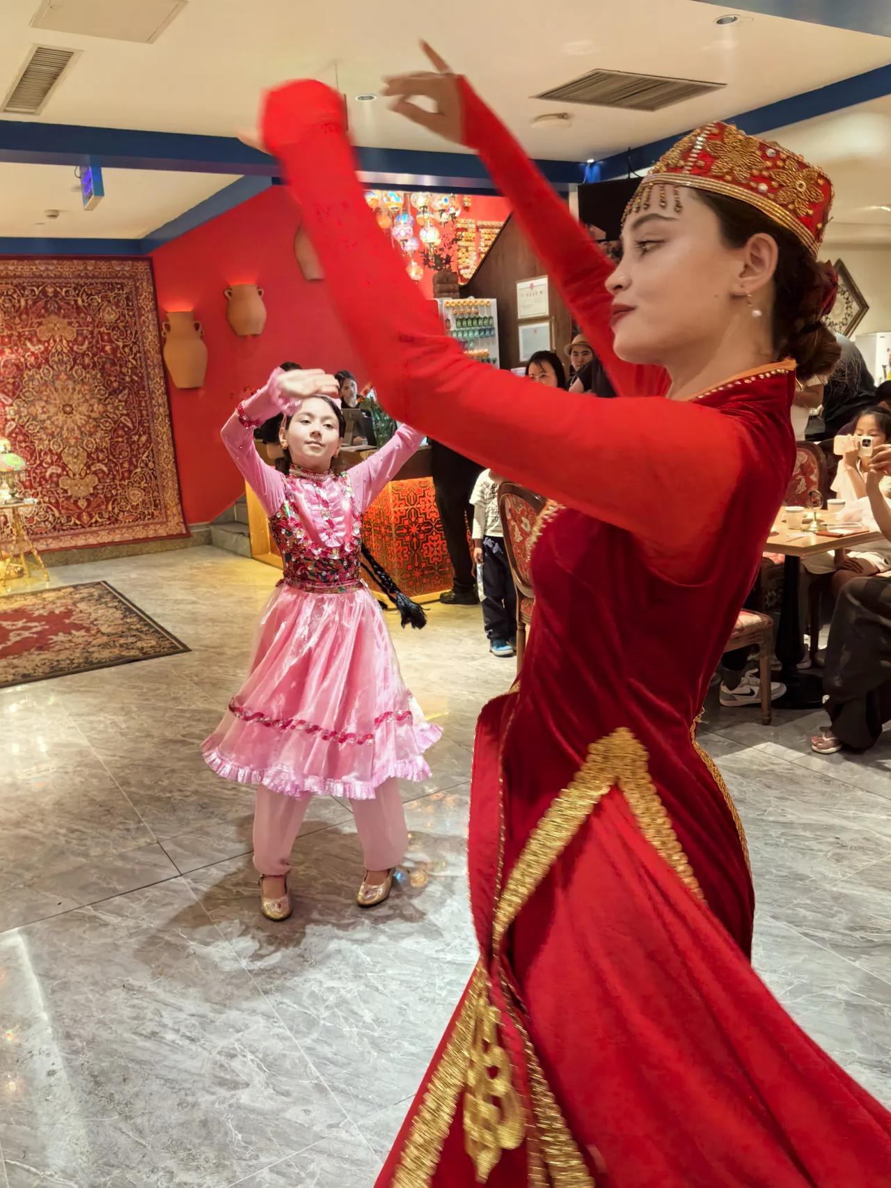 旅途首餐就遇上这么热闹的烟火气，等半小时也值了！歌舞配美食，新疆的热情扑面而来，
