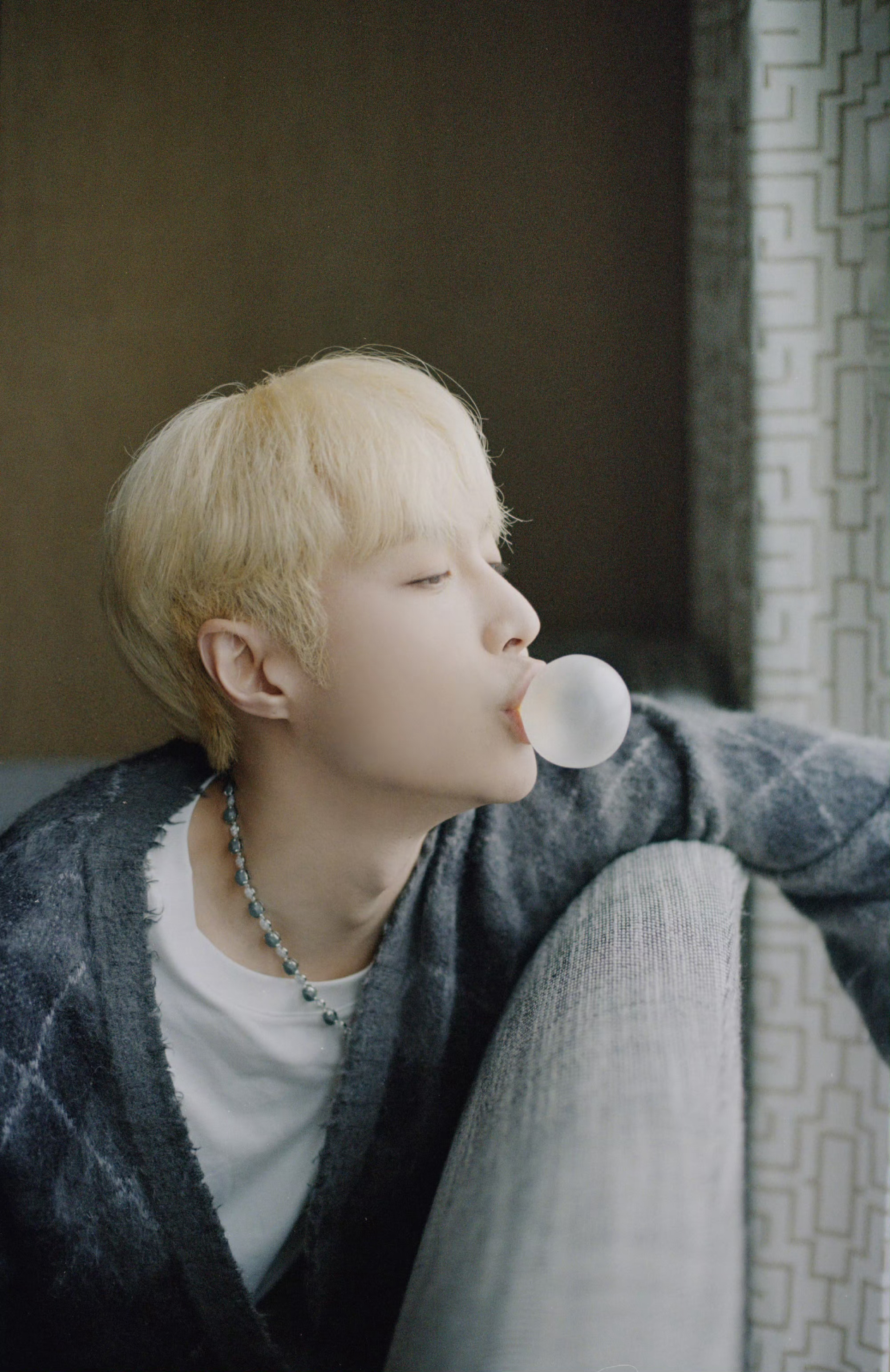 张艺兴这组照片温柔感拉满～是一组没见过的照片啊！期待更多作品～ 