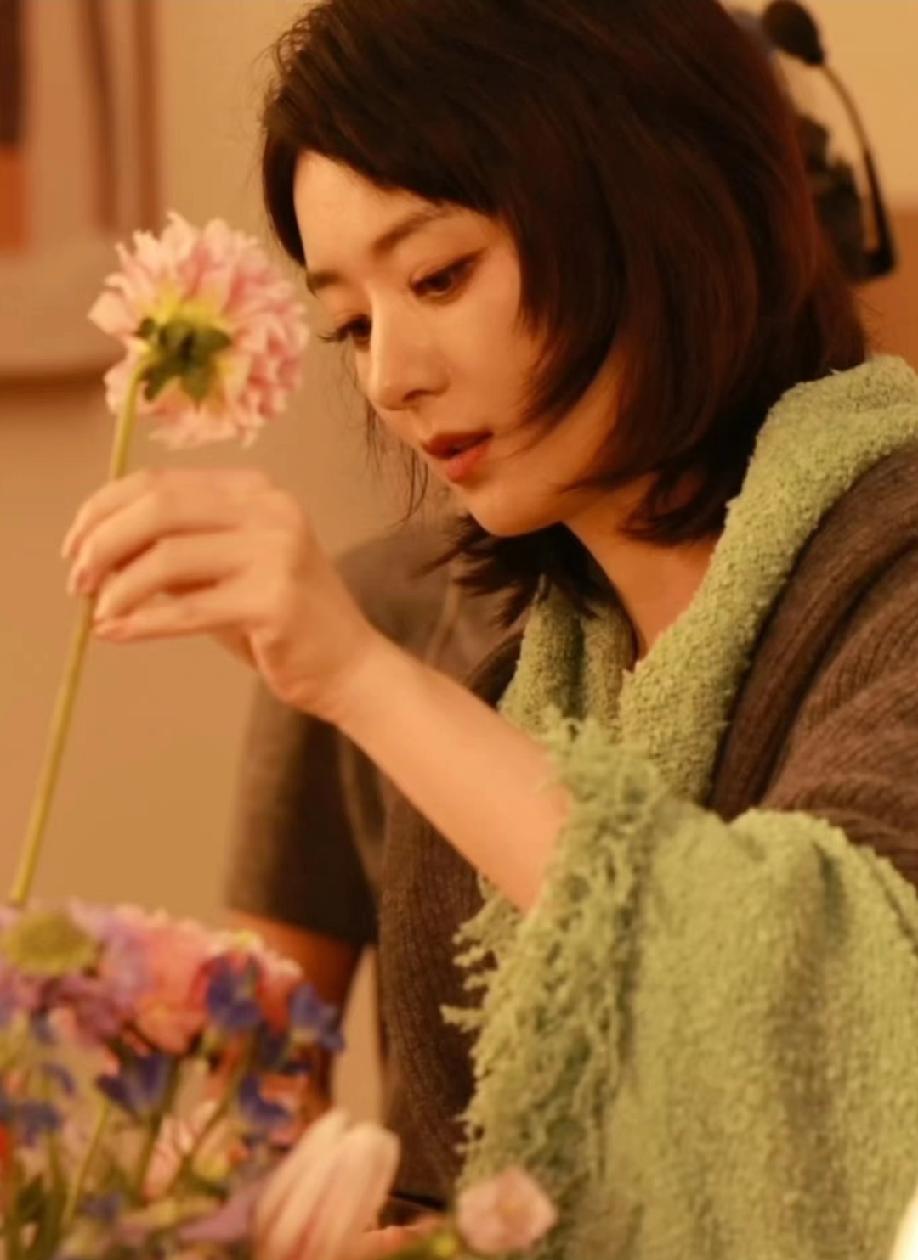 哇塞，好新鲜明媚的赵姐呀！她静下心来好好生活陶冶情操的样子真美，这插花的侧颜绝了