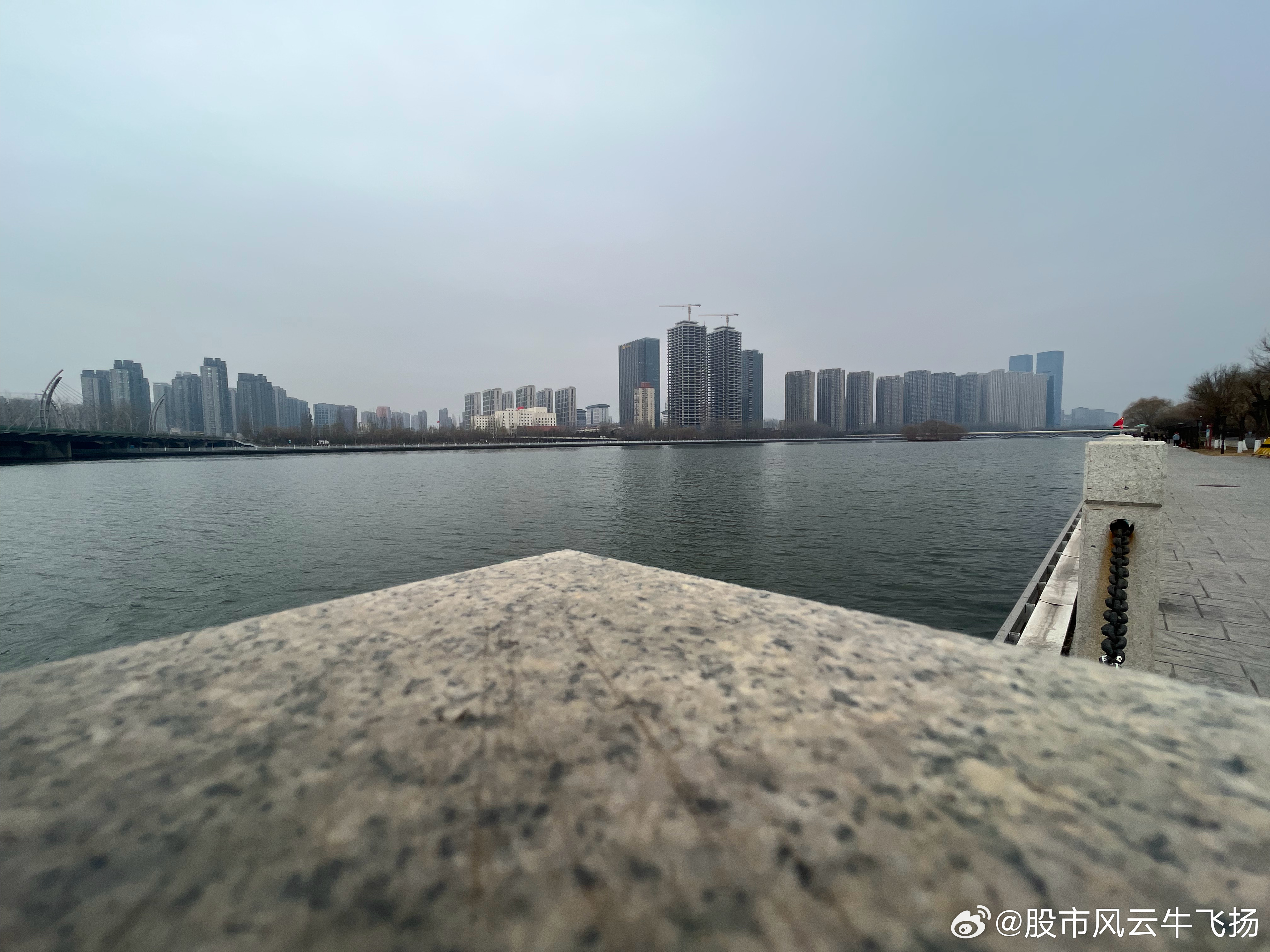 这边一片祥和  那边炮火连天 