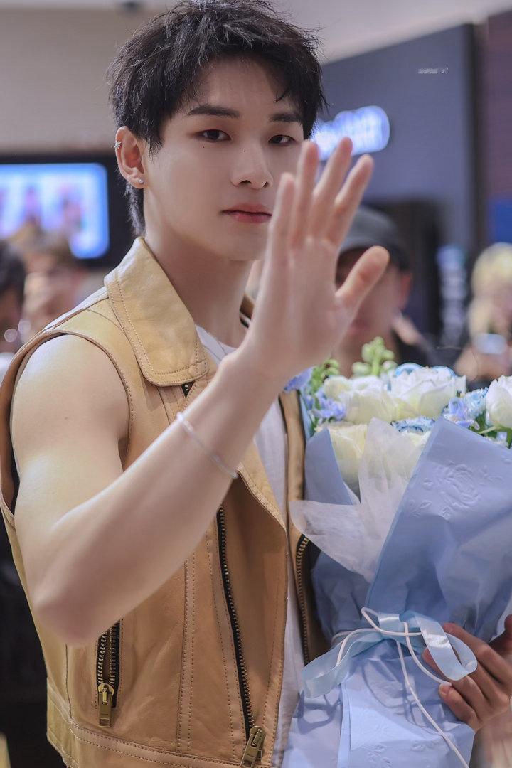 我家那小子姚琛在镜头前大方换衣 姚琛的身材确实能打，不是那种干瘦的线条，是实打实