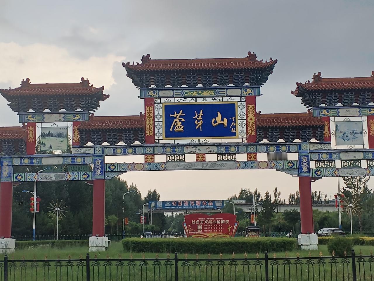 山西芦芽山，是个避暑的好地方。
    今天最高气温27度，晚上才十几度。我今天