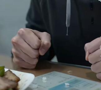“为人父母居然不需要考试”，这句话戳中了无数人的痛点。我们见过太多生而不养、养而