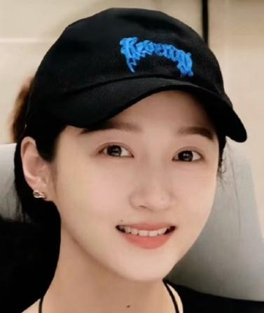 在第31届白玉兰奖颁奖典礼彩排现场，担任串场嘉宾的关晓彤被拍到双手佩戴负重手环围