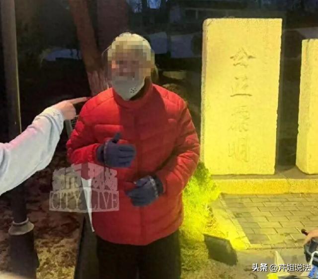 山东，一男子故意男扮女装，跑到公园里专门对年轻女性、甚至女大学生下手，诓骗对方说