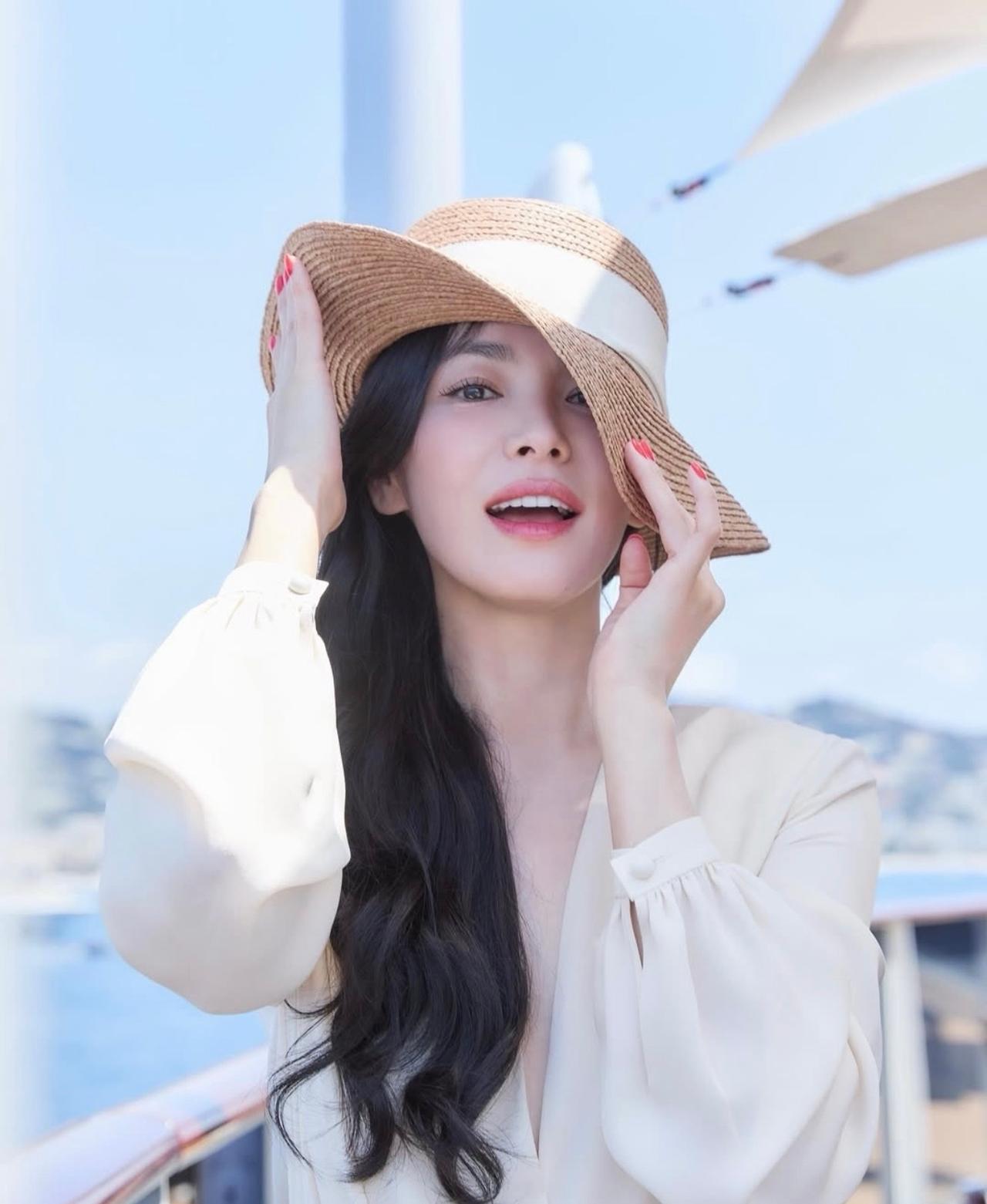 宋慧乔的法式V领长裙，温柔浪漫💕的度假风。

宋慧乔日常穿搭 ​​​