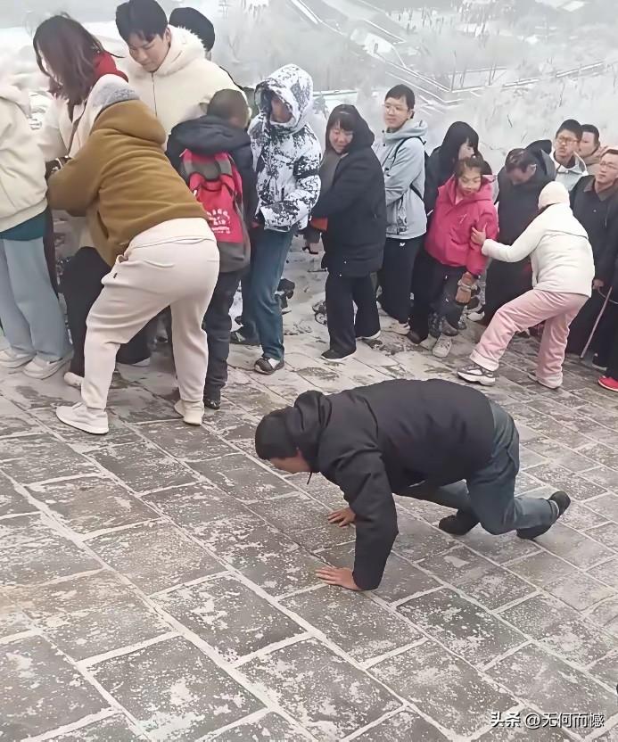 感觉这些人是在下雪天爬长城，雪虽然下的不是很大，但是路面非常滑，行走在长城上面是