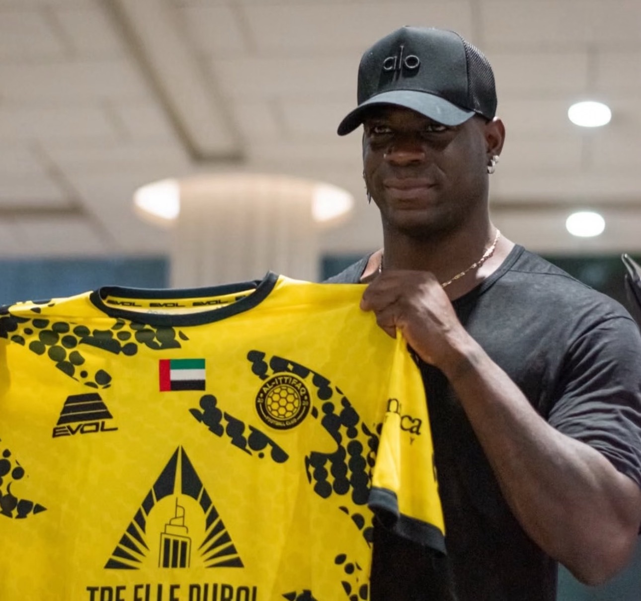 2026年1月19日，阿联酋次级联赛球队伊蒂法克官方官宣35岁意大利前锋巴洛特利