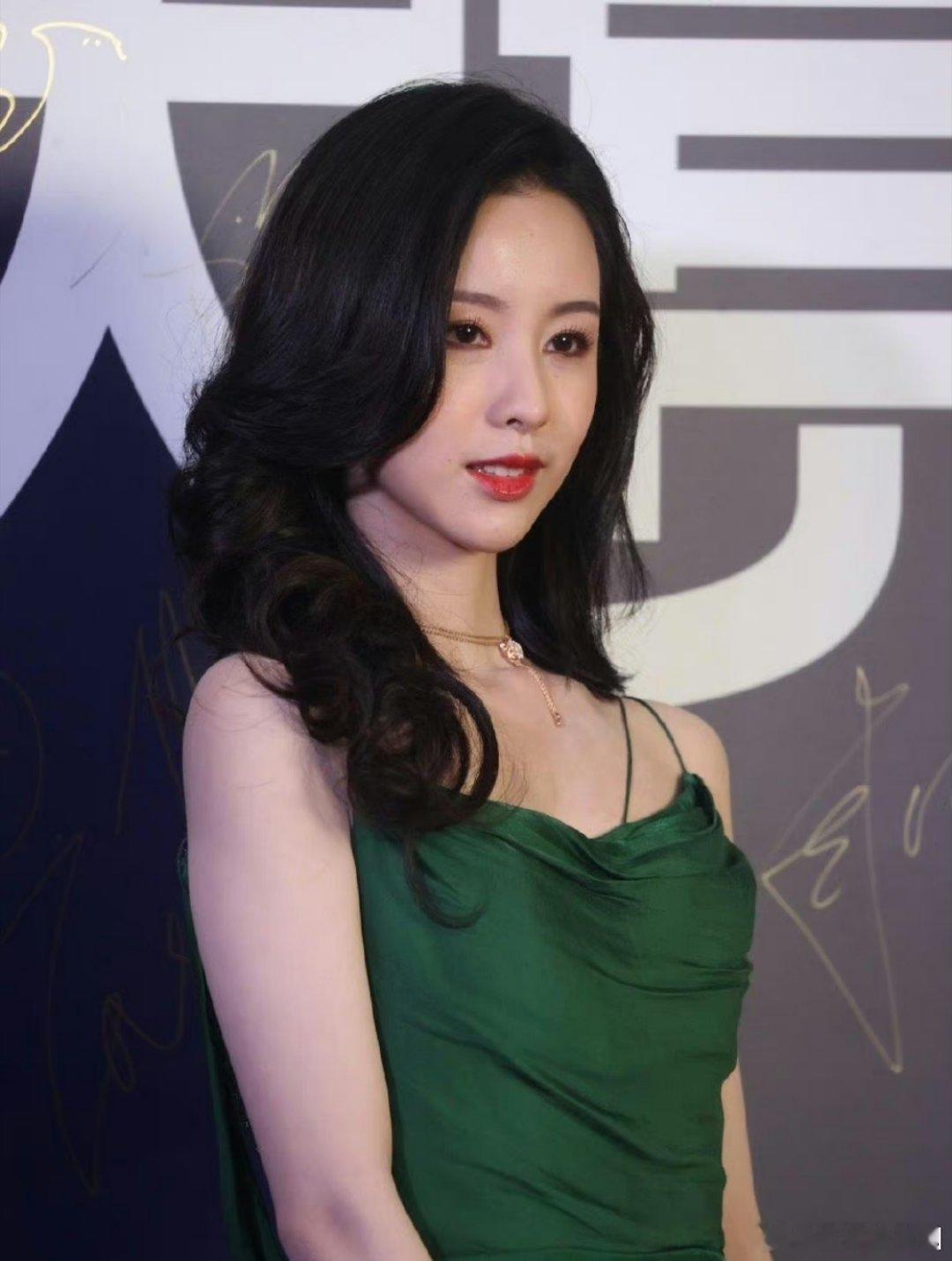 陈都灵这真的是正面绝了背面难评啊[泪][泪][泪]背上的痘咋整的啊 ​​​