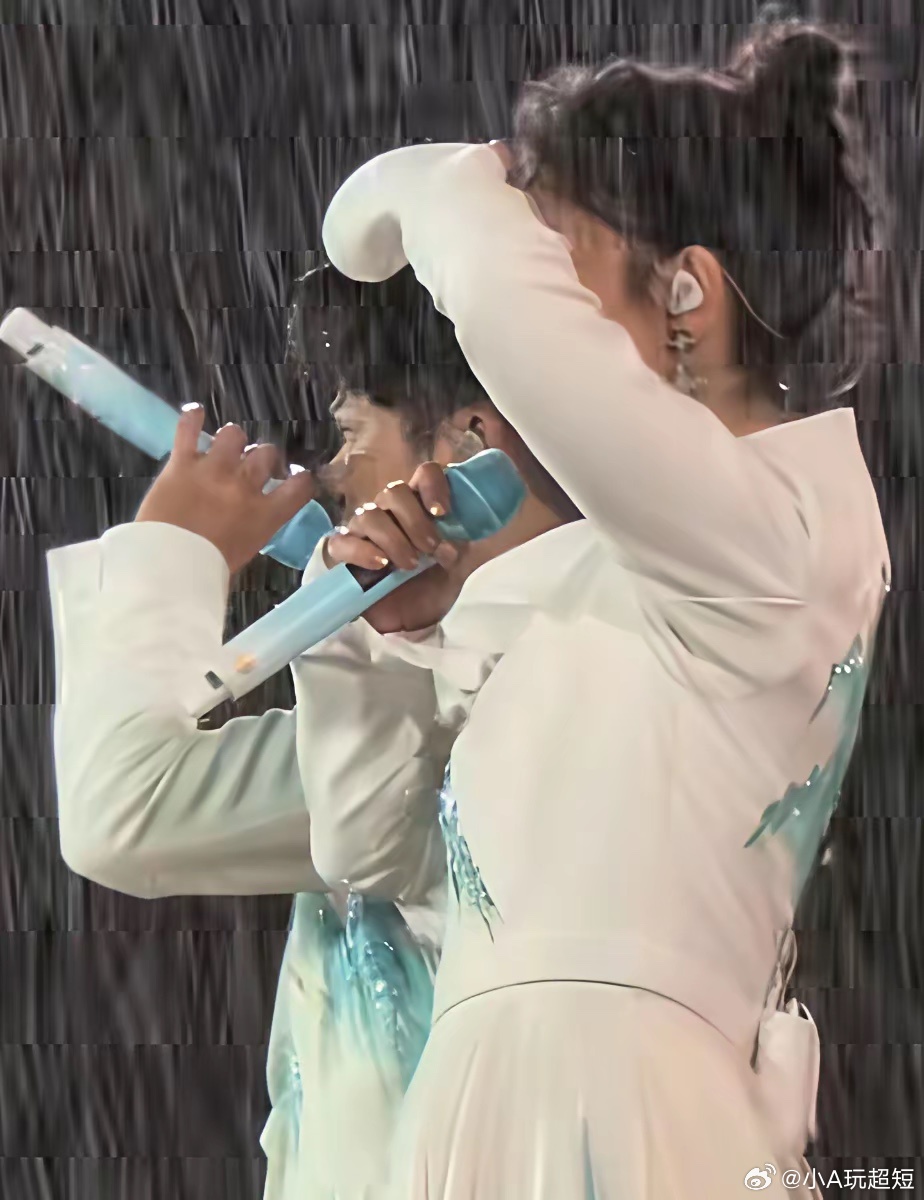 凤凰传奇厦门演唱会遇上暴雨，玲花和曾毅被雨淋的眼睛都要睁不开了，但当《山河图》的