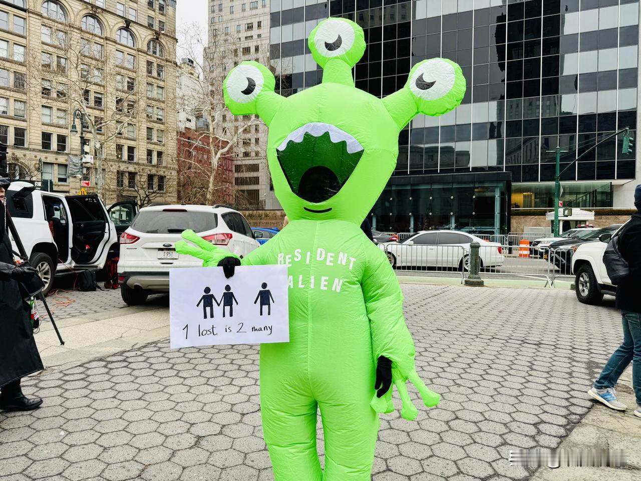 终于有创意了。
今天一群人在纽约下城对美国移民与海关执法局人员枪击案表达不满。一