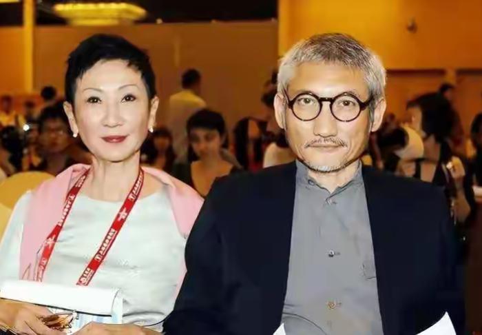 施南生与徐克携手后，二人1984年创办电影工作室，携手缔造港片传奇。

一人深耕