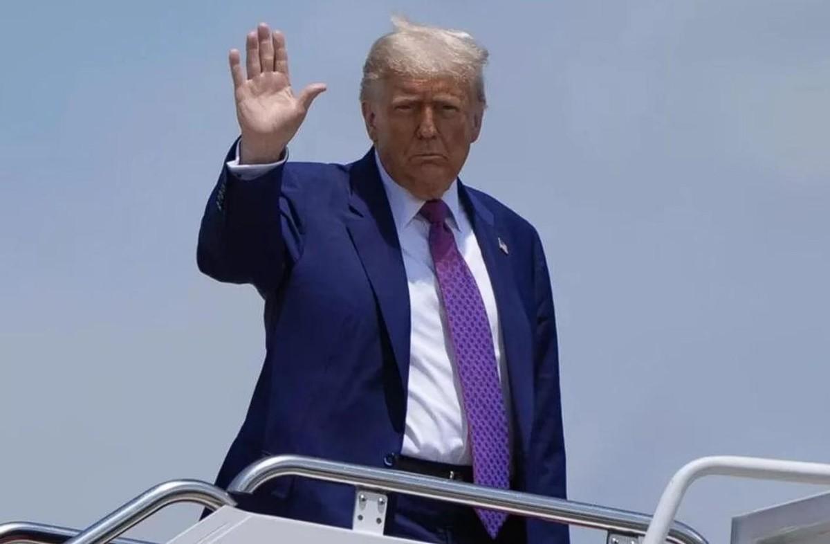 美：老弟，听说你们家里最近闹得挺凶啊？总统和议长当众撕破脸，这戏好看。
中：家务