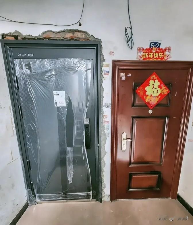 最近邻居家装修，没跟我打个招呼就换了个防盗门，而且新门比我家的高出了一大截，有三