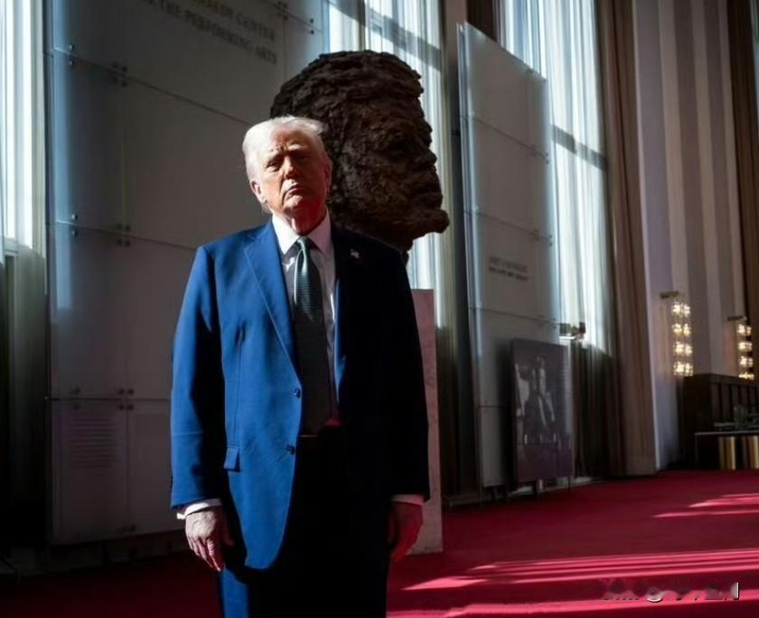 白宫说，经肯尼迪中心董事会表决并全票通过，将该中心更名为“特朗普·肯尼迪中心”。