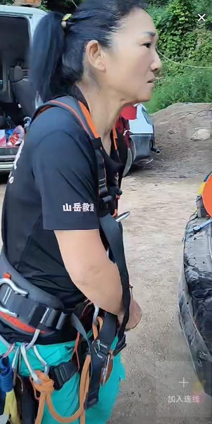 搜救程梦圆“总攻”打响了！
逆行者搜救队来了，山岳搜救队也来了，人群里还有好几个