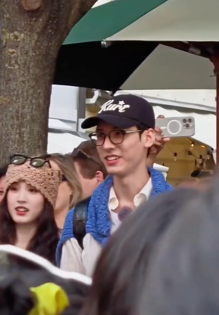 龚俊花儿与少年路透，好帅啊！！尽显自信大方，清俊儒雅的东方气质，好像去留学的学长