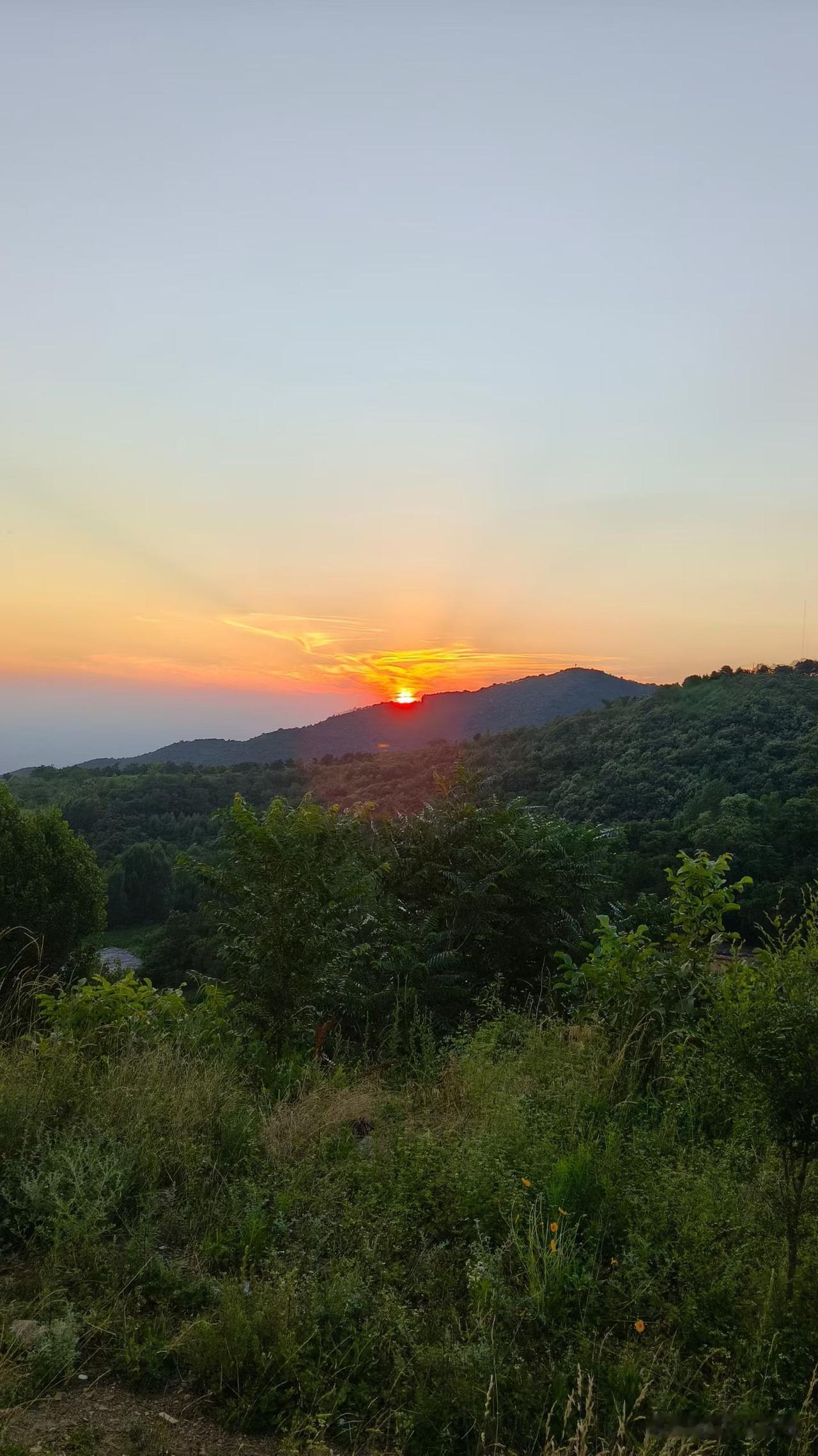 可以分享一张你拍的天空美照吗五岳归来不看山，嵩山日落之美！