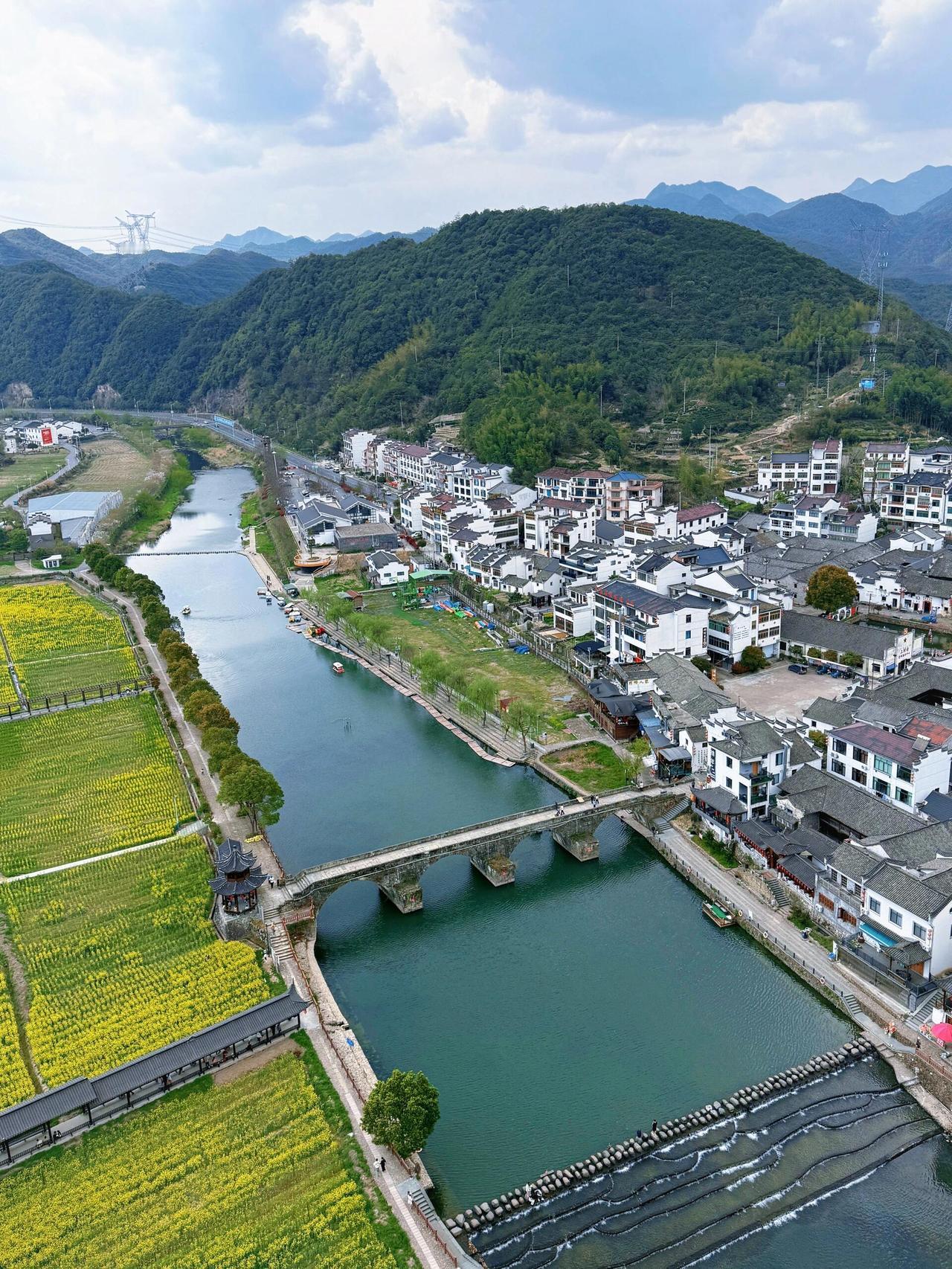 🌿农家乐就藏在4A级风景区马岭脚村，整个村子被群山环抱，像住进了一幅山水画里！