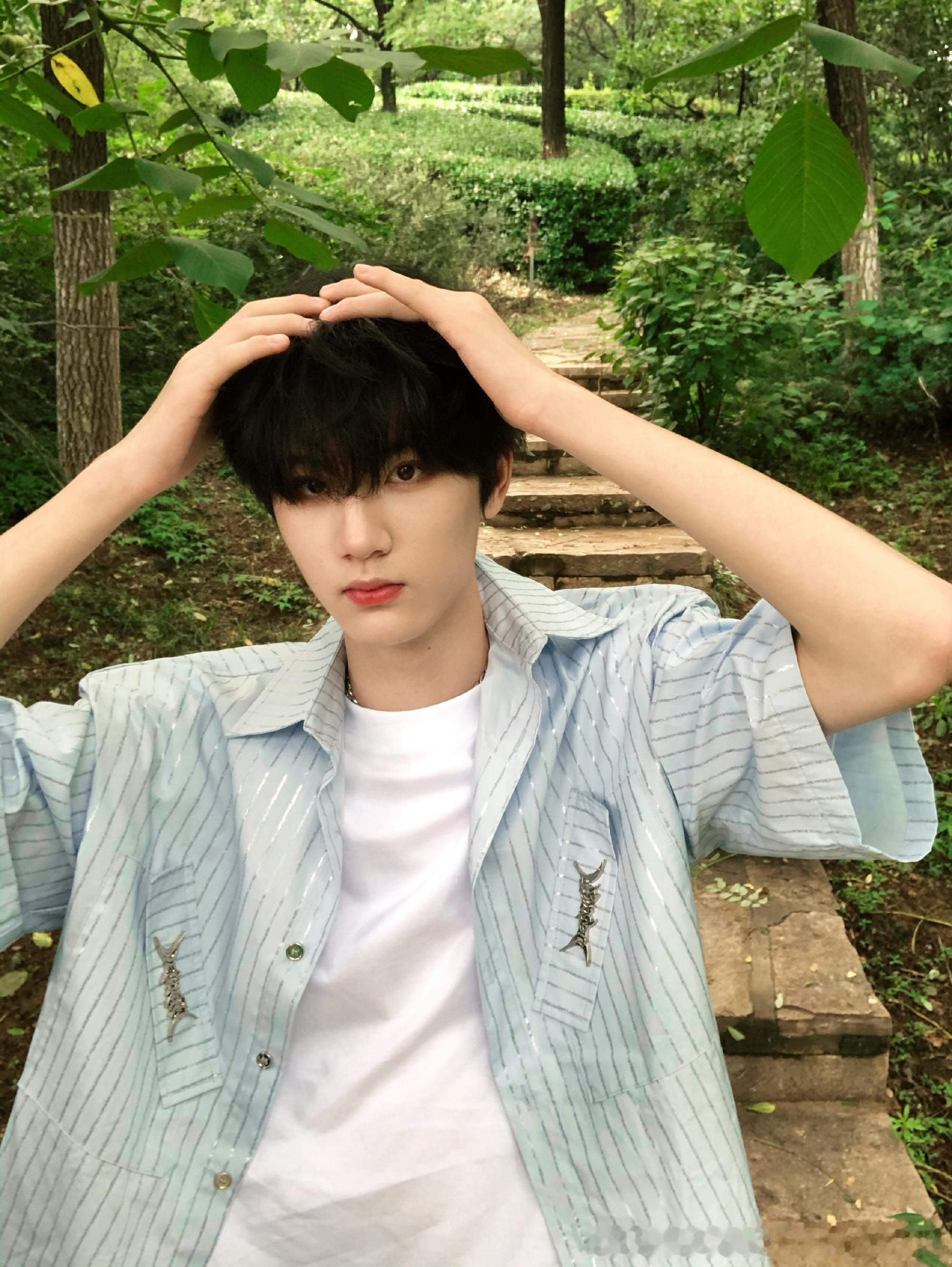 李煜东户外plog李煜东好帅呀，完全青春男大来的快让李煜东出一期户外vlog 