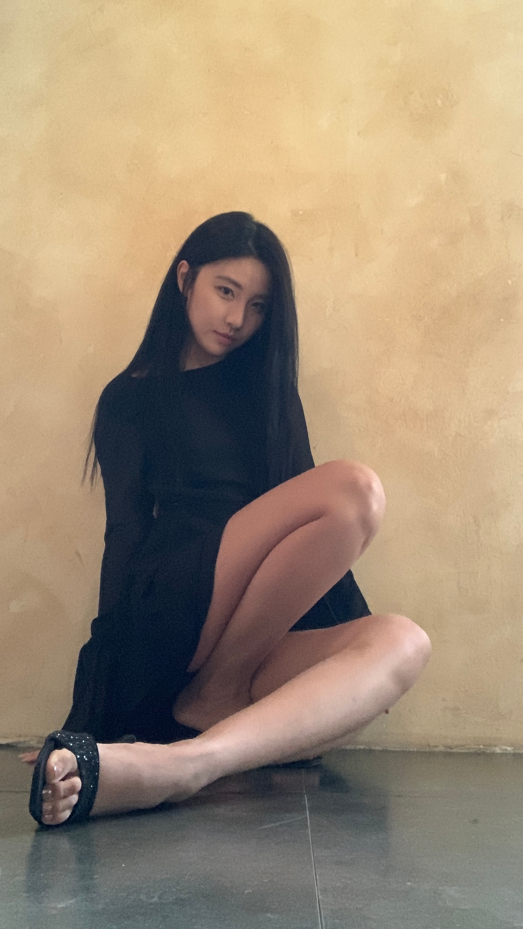 睡不着…我不清楚的呀….老实人搞这些看起来好命苦啊 